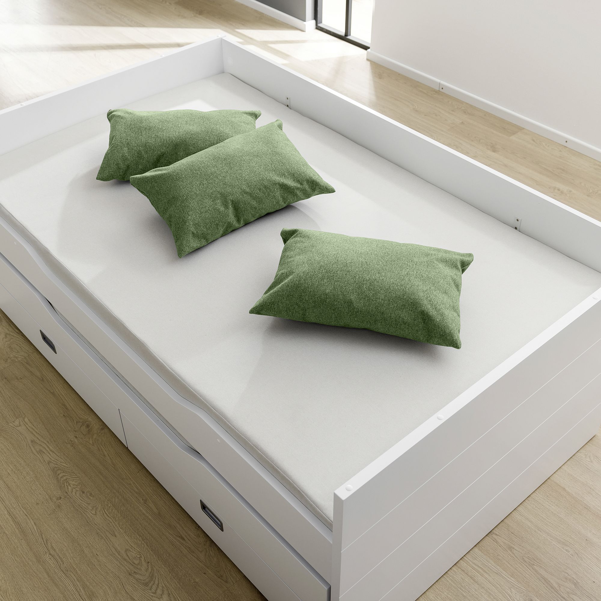 Partykissen 60 x 40 cm, Mikrofaser Nordic Green Weißes Bett mit drei grünen Kissen auf hellem Holzboden in einem hellen Zimmer.