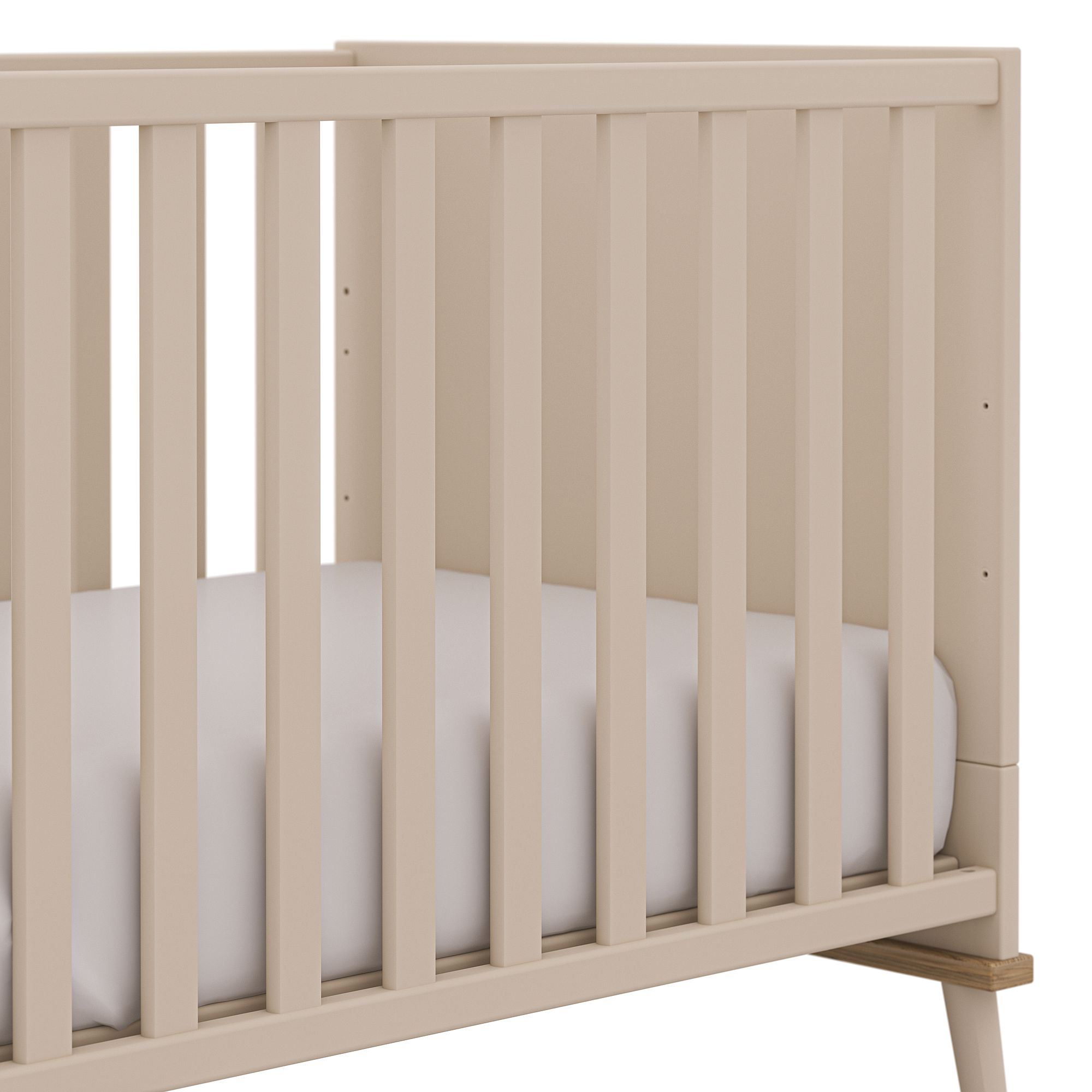 Beigefarbenes Holzbett mit weißer Matratze, von der Seite betrachtet.