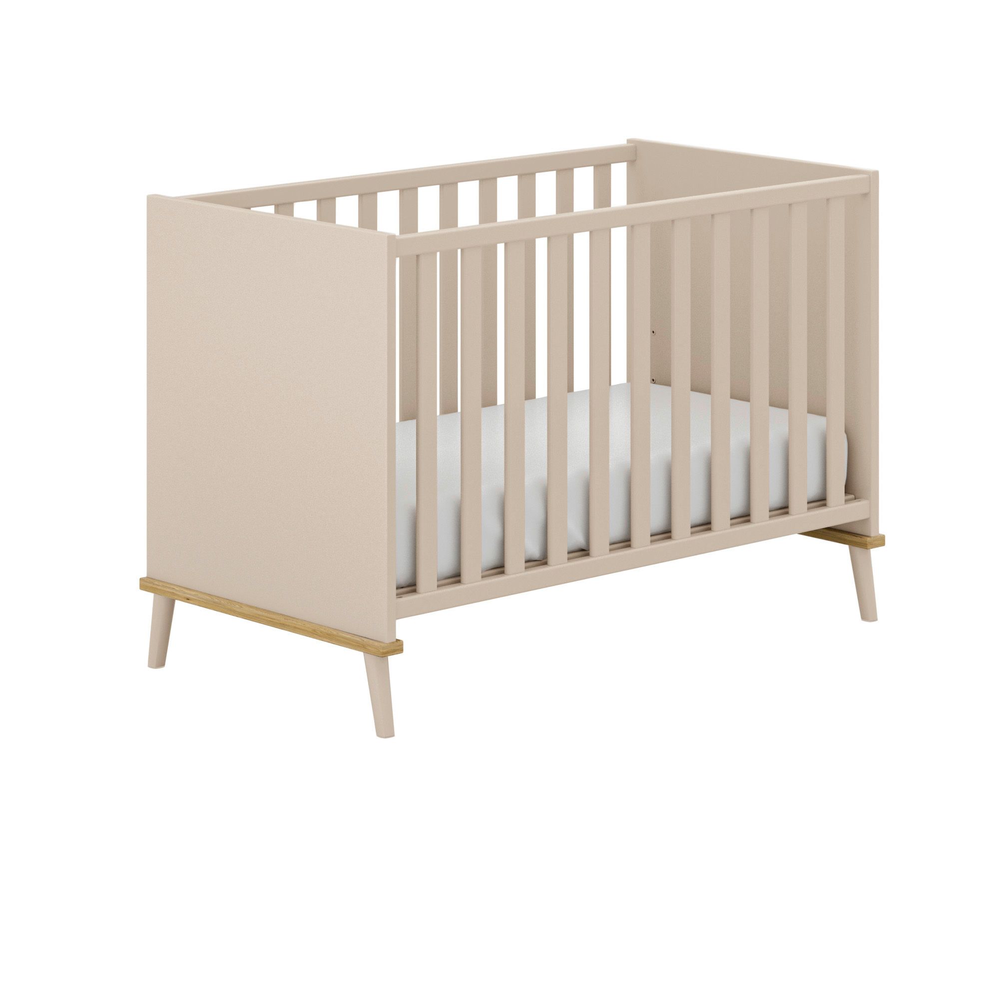 Beigefarbenes Babybett aus Holz mit weißer Matratze auf abgewinkelten Beinen.