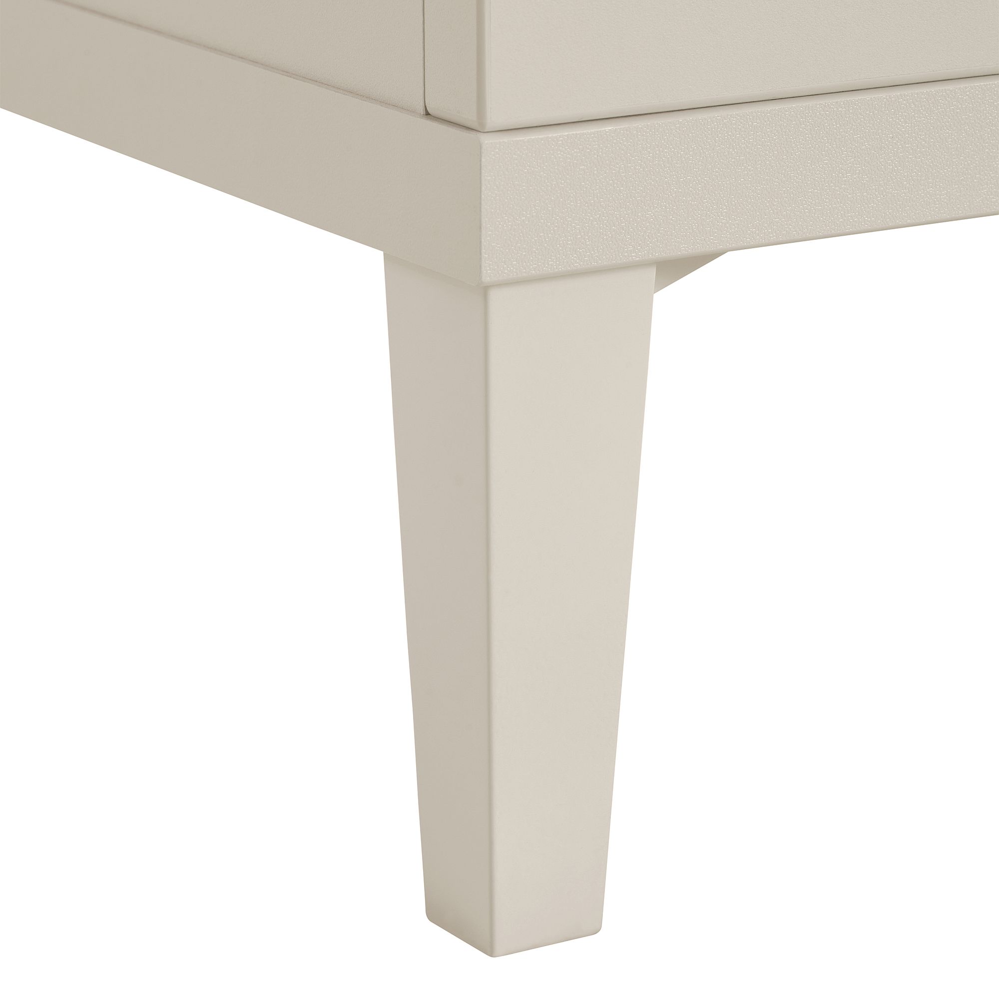 Nahaufnahme eines beigen Möbelbeins mit einem modernen, kantigen Design.
