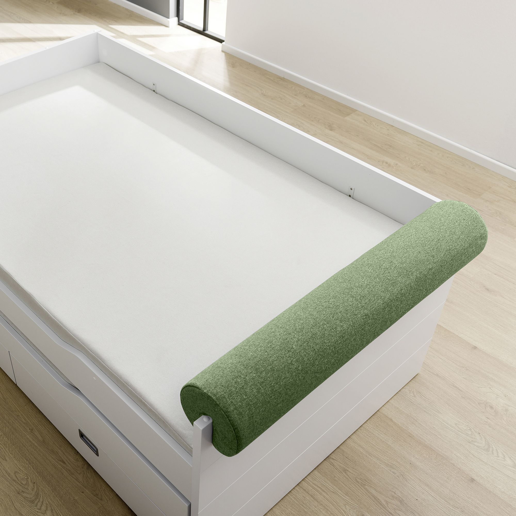 Comfort-Rolle 115 x Ø 20 cm, Mikrofaser Nordic Green Weißes Einzelbett mit einem grünen zylindrischen Kissen an einer Seite.