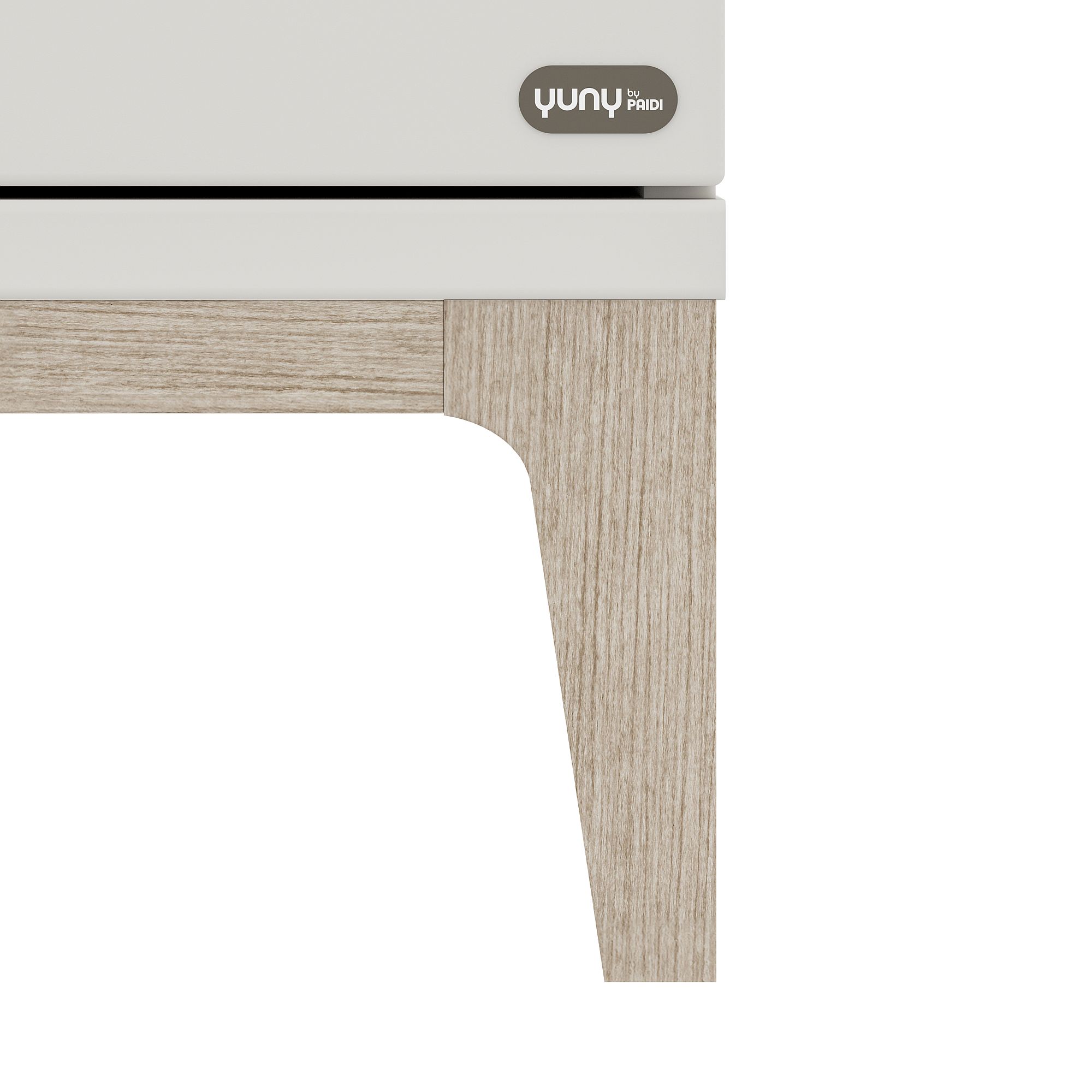 Ecke eines Möbelstücks aus hellem Holz und Weiß mit yuny by PAIDI-Logo.