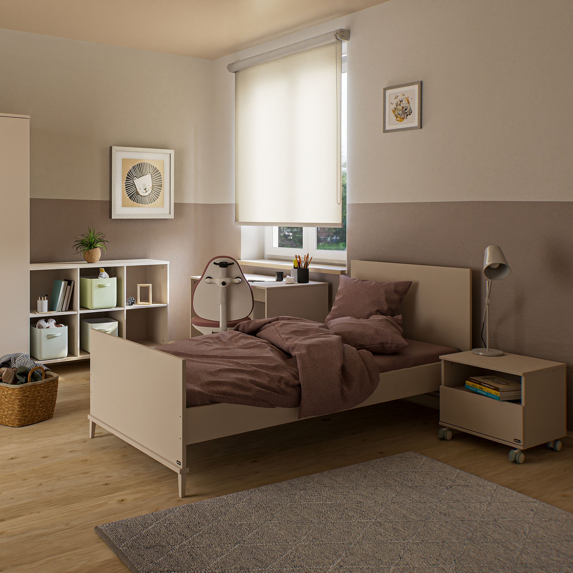 Minimalistisches Schlafzimmer mit einem Einzelbett, Nachttisch und Fenster mit Jalousien.