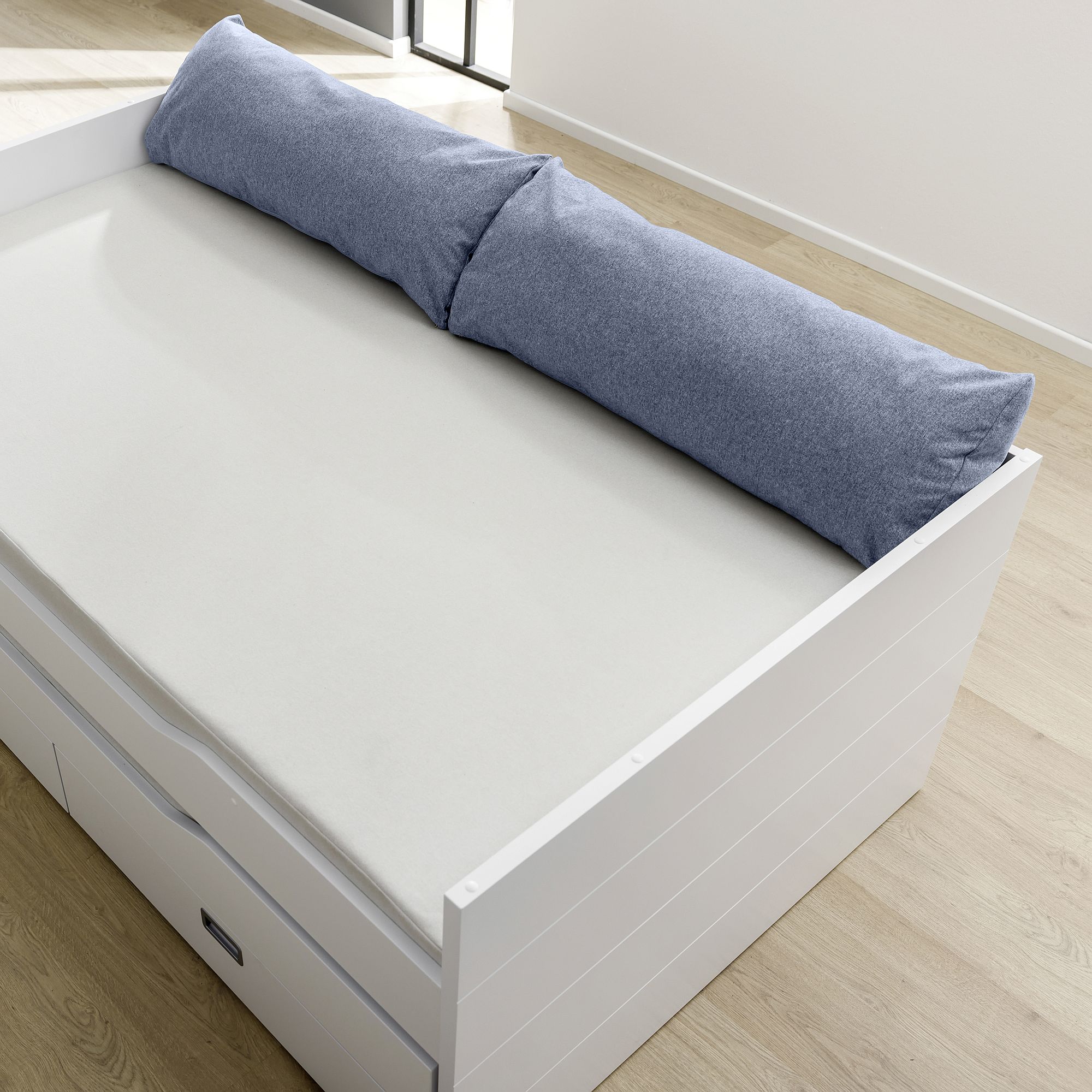 Rückenkissen 100 x 40 x 25 cm, Mikrofaser Tintenblau Minimalistisches weißes Daybed mit einer leichten Matratze und zwei langen blauen Kissen.
