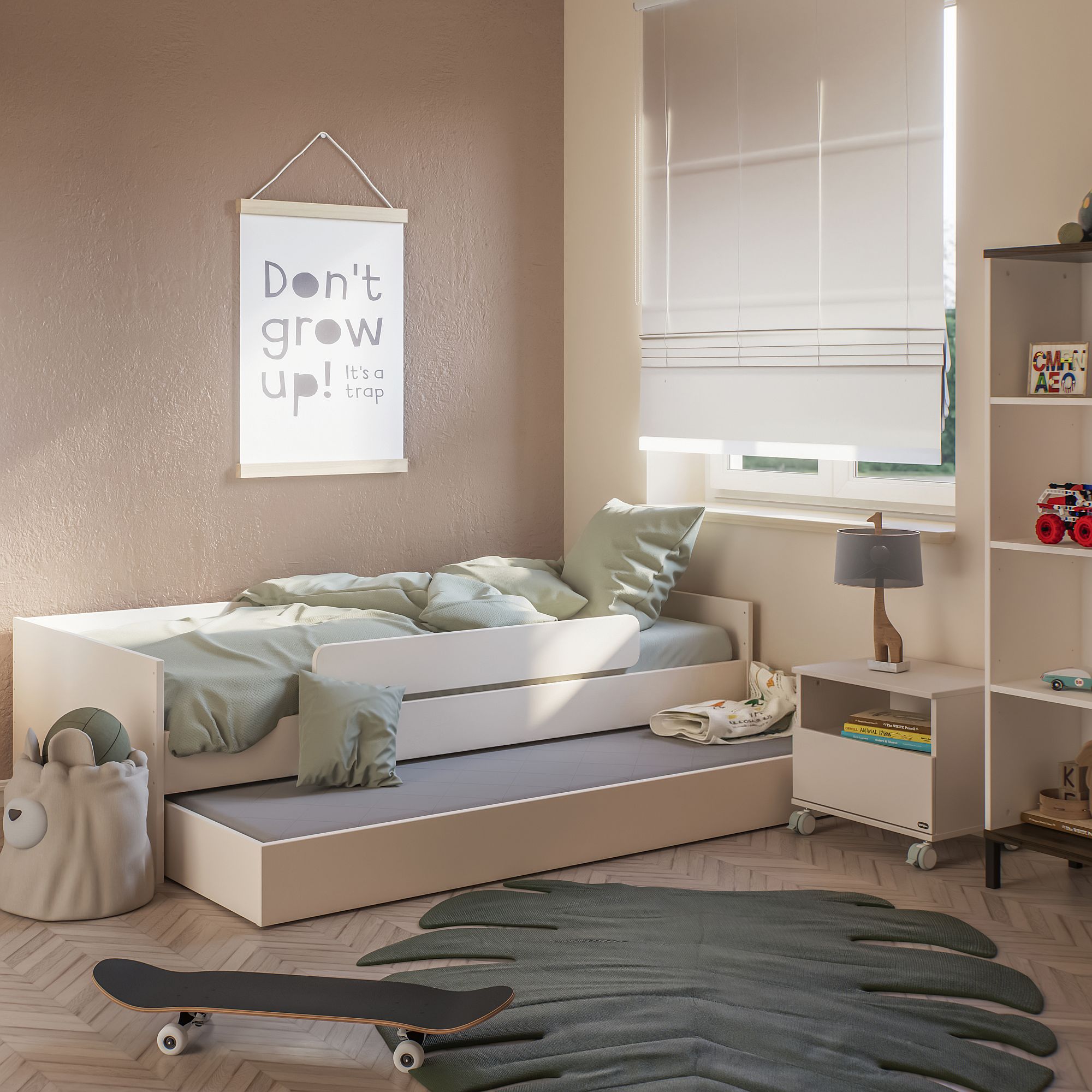 Kinderzimmer mit Bett, Skateboard, Spielzeugkorb und Dont grow up-Wandschild.
