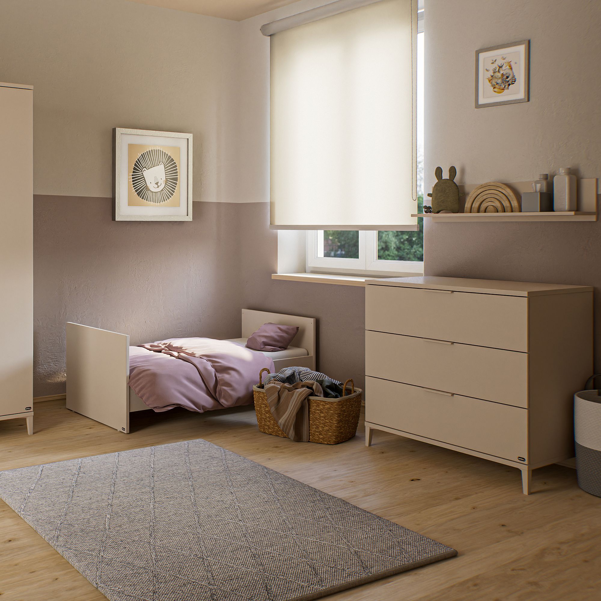 Minimalistisches Kinderzimmer mit neutralen Möbeln, Kleinkindbett und sanfter Beleuchtung.