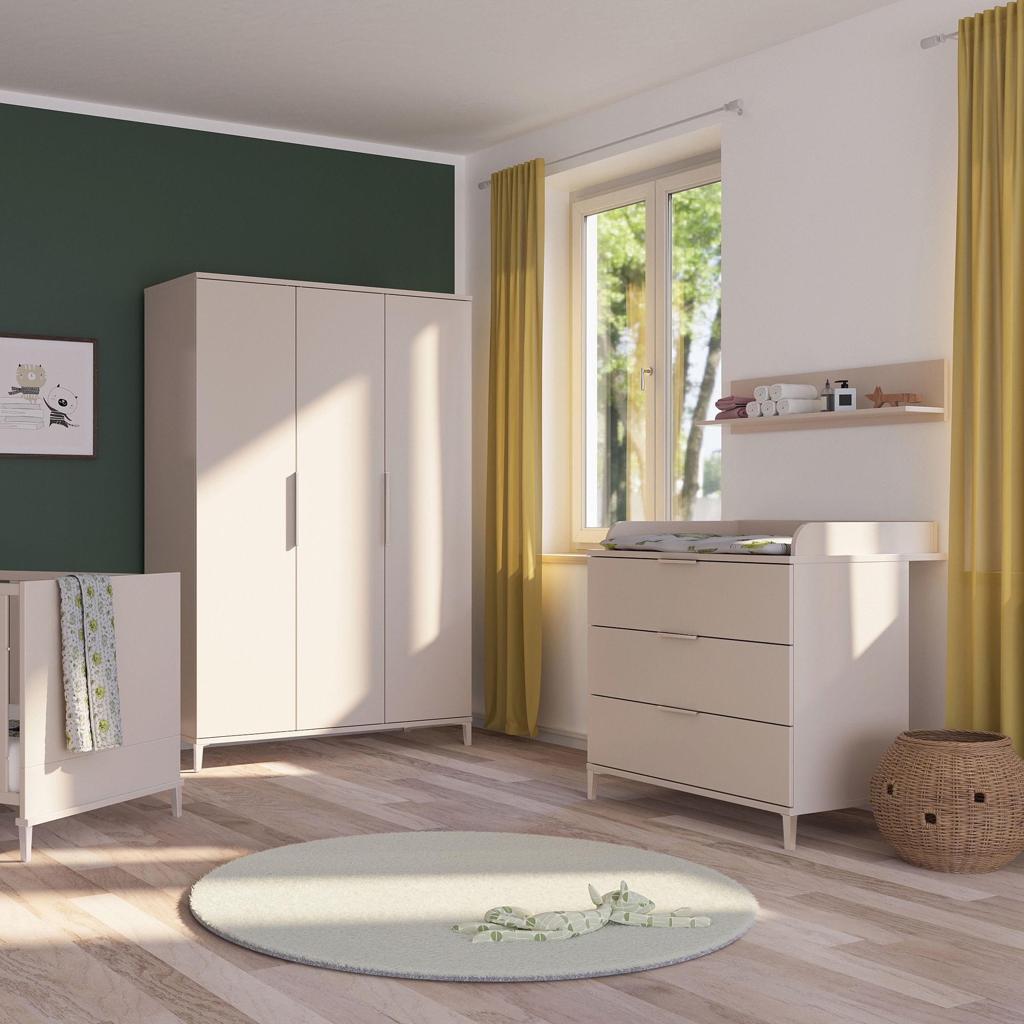 Modernes Kinderzimmer mit weißen Möbeln, gelben Vorhängen und einem runden Teppich auf dem Boden.