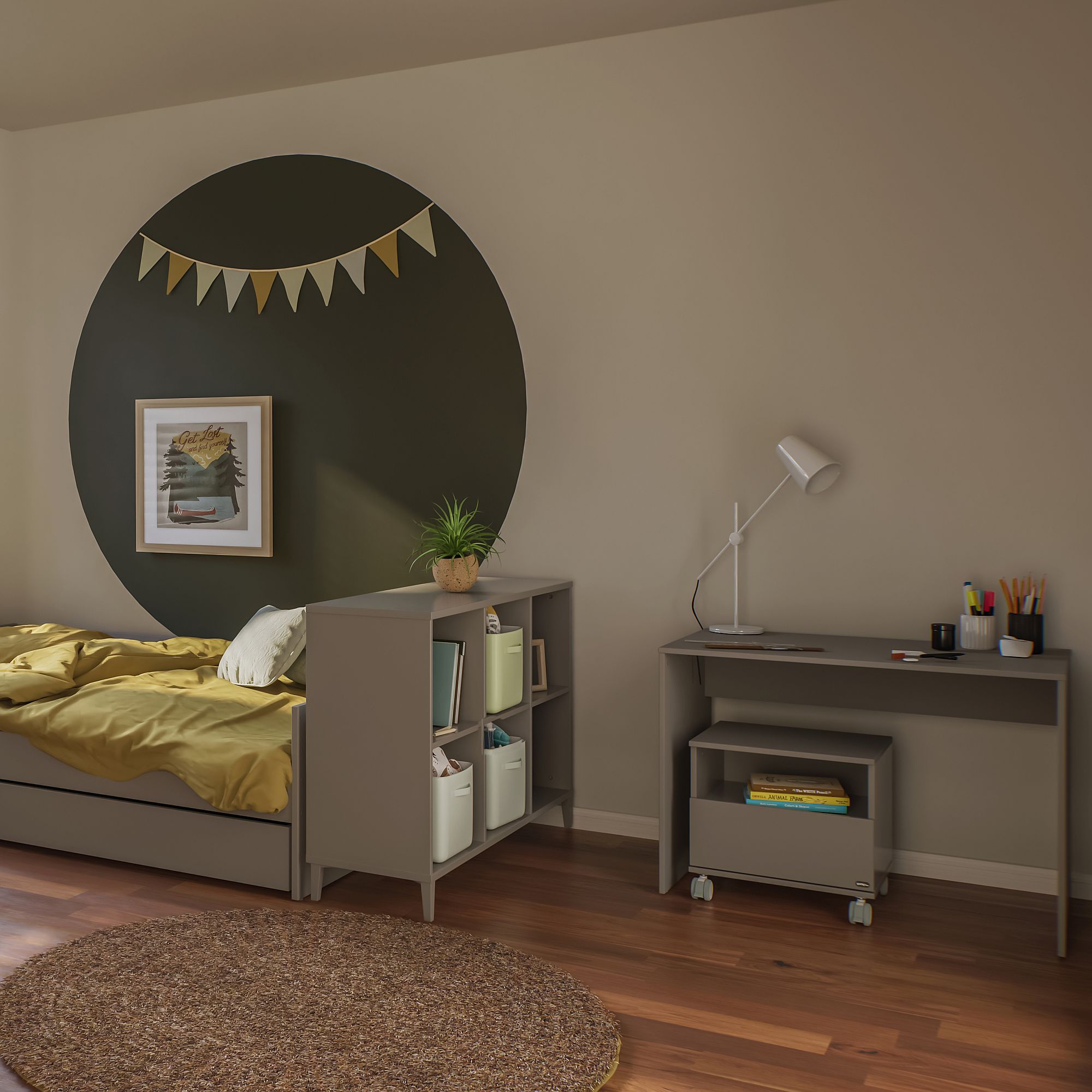 Ein gemütliches Schlafzimmer mit Bett, Schreibtisch, Regalen und runder Wanddekoration.