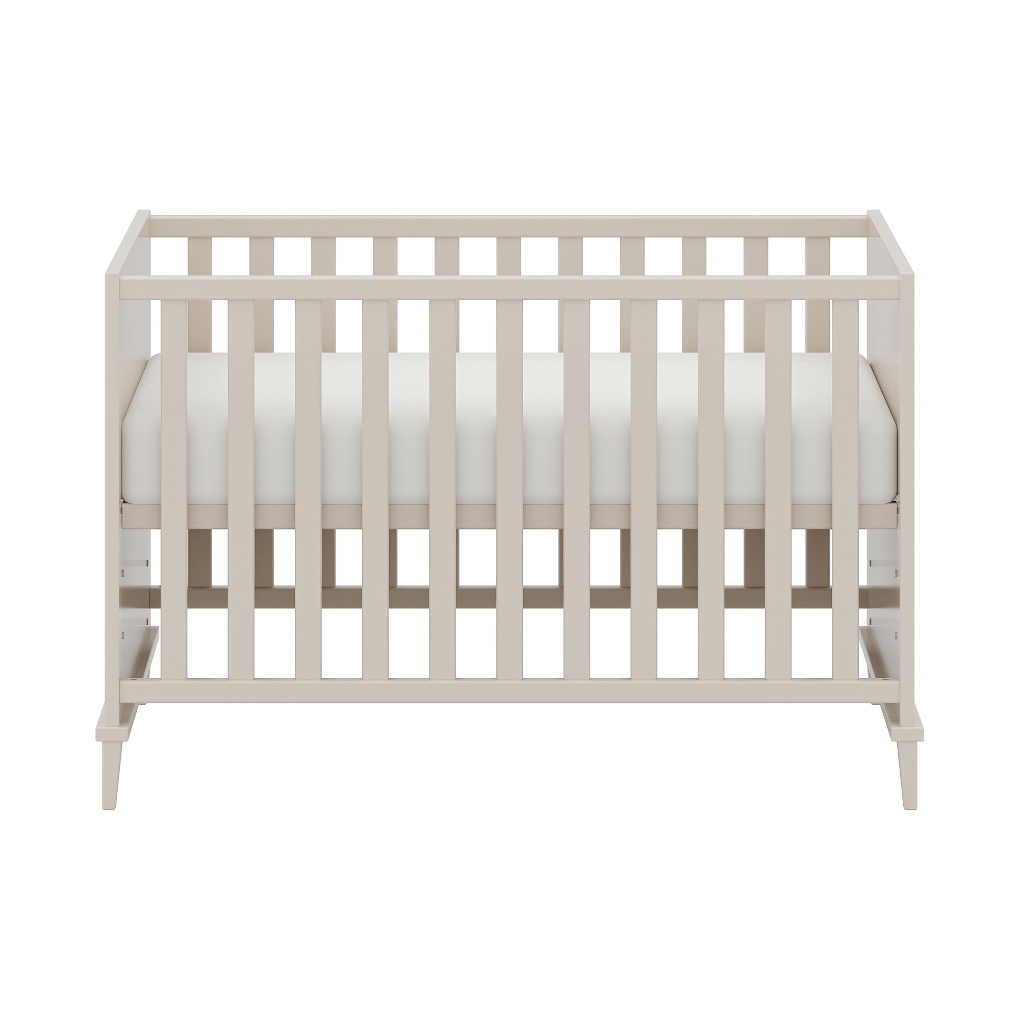 Babybett aus hellem Holz mit vertikalen Latten und einer weißen Matratze, Vorderansicht.