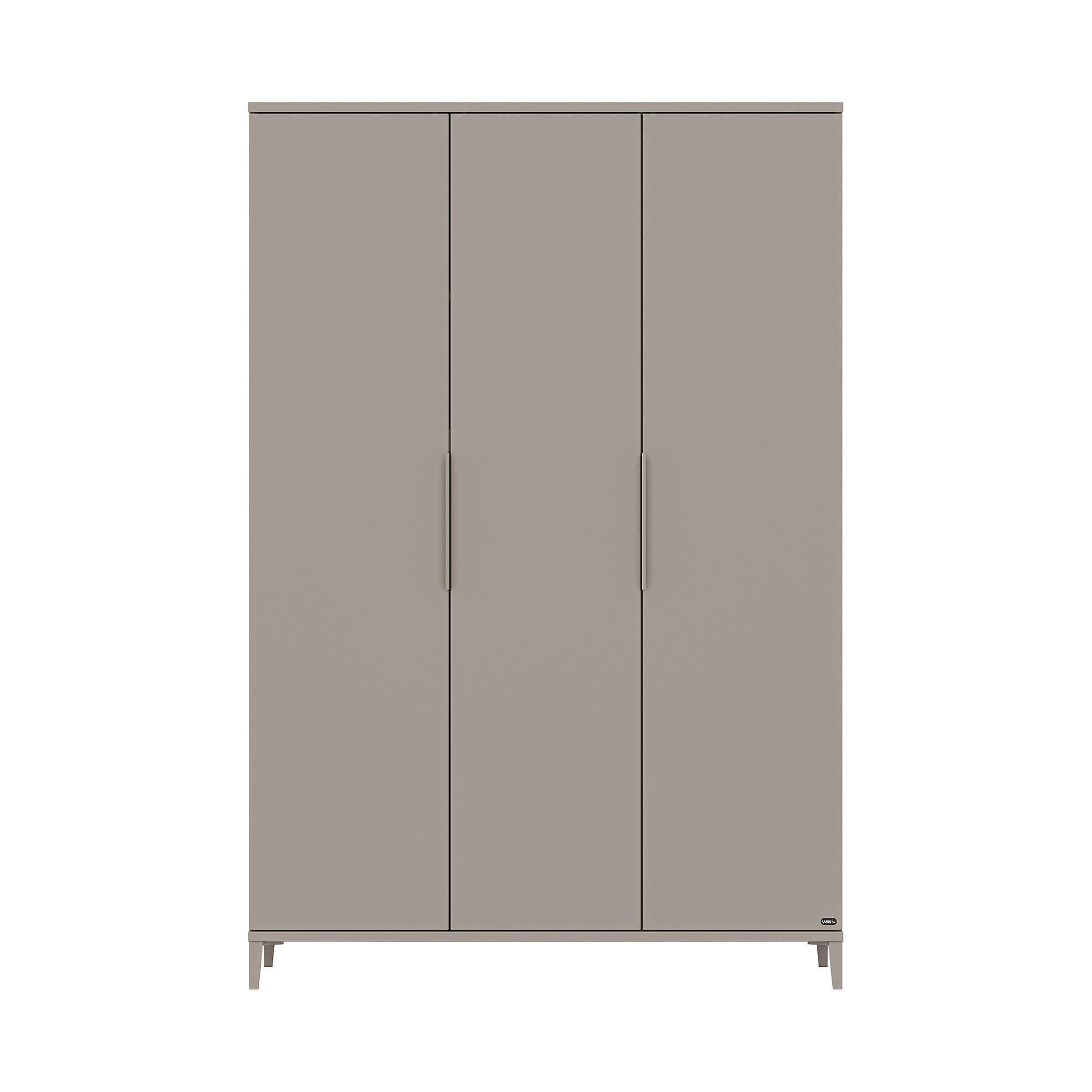 Ein dreitüriger, hellbrauner Kleiderschrank mit eleganten Griffen und minimalistischem Design.