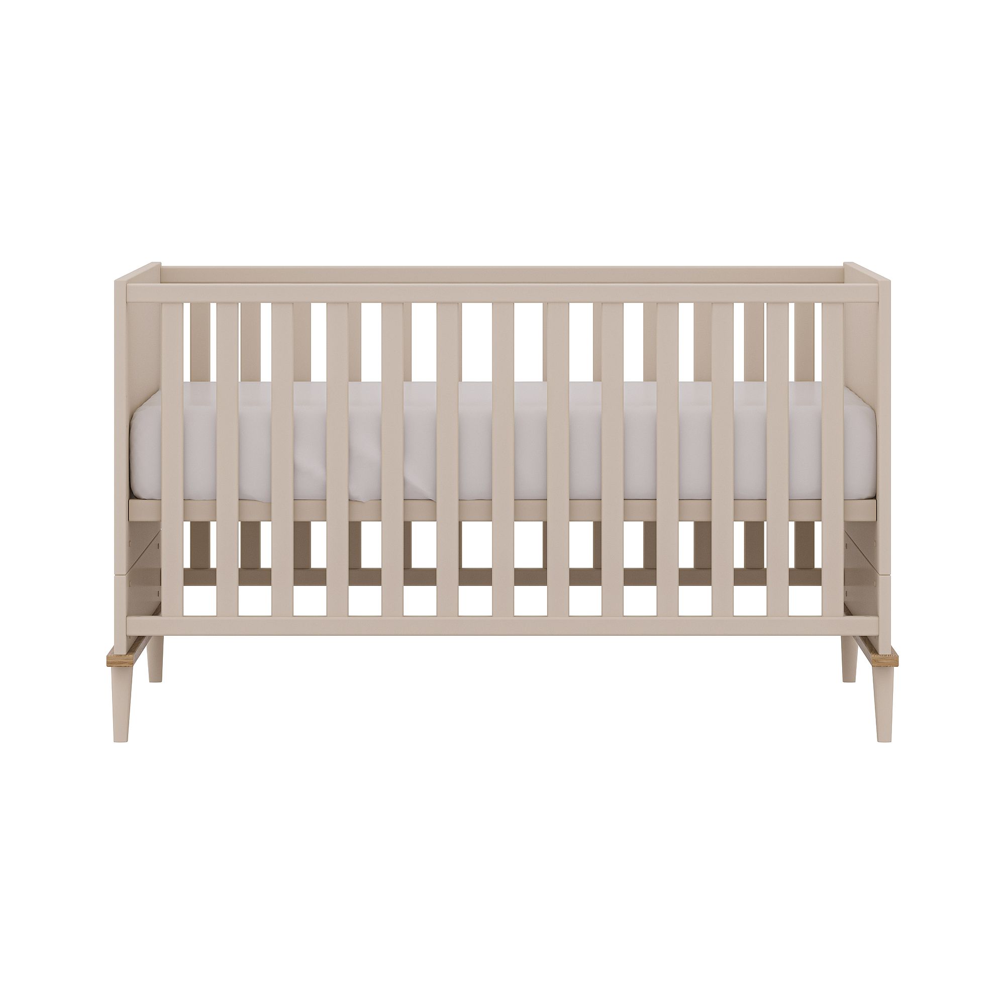 Beigefarbenes Holz-Babybett mit weißer Matratze, von vorne gesehen.