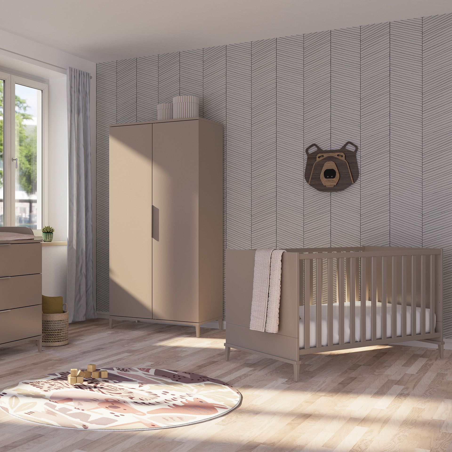 Modernes Kinderzimmer mit neutralen Möbeln, Bären-Wanddekor und gemustertem Teppich.