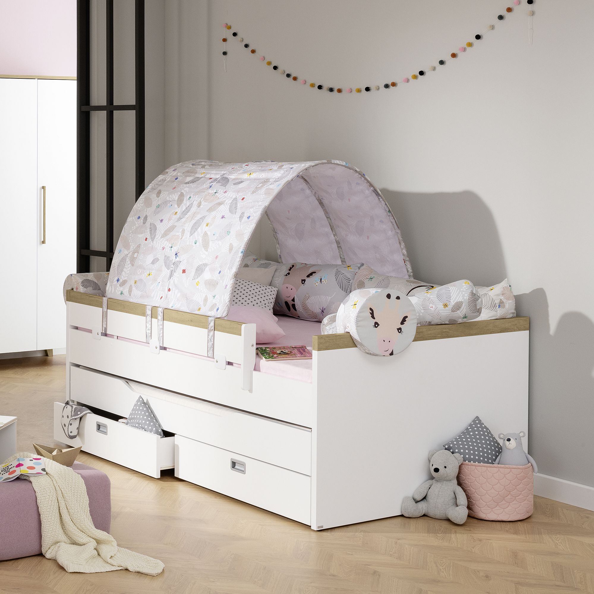 Comfort-Rolle Baumwolle, Motiv "Afrika", 85,30 x Ø 20 cm Kinderbett mit Baldachin, Plüschtieren und Kuscheltieren in einem gemütlichen Zimmer.