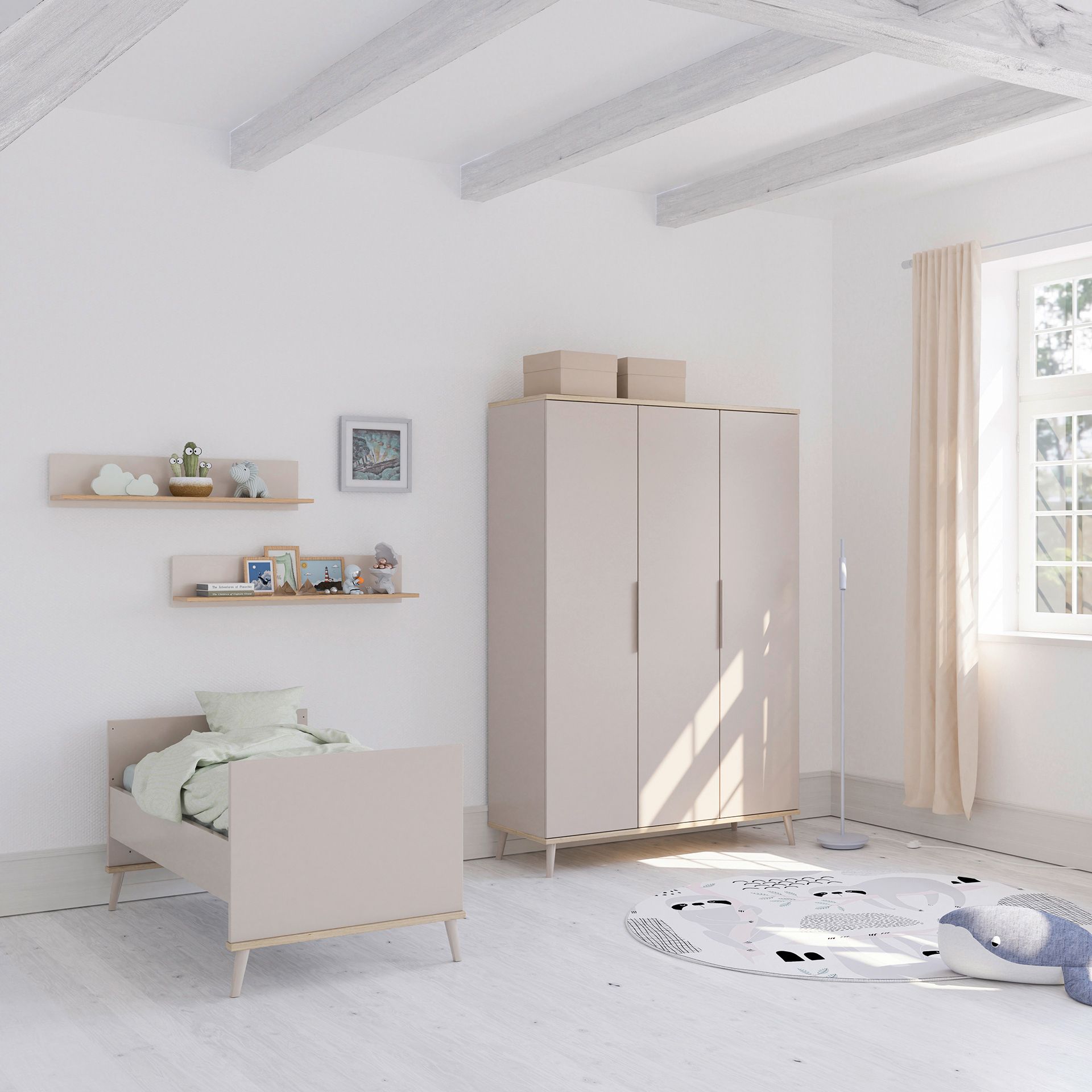 Minimalistisches Kinderzimmer mit Bett, Kleiderschrank, Regalen und sanftem Tageslicht.