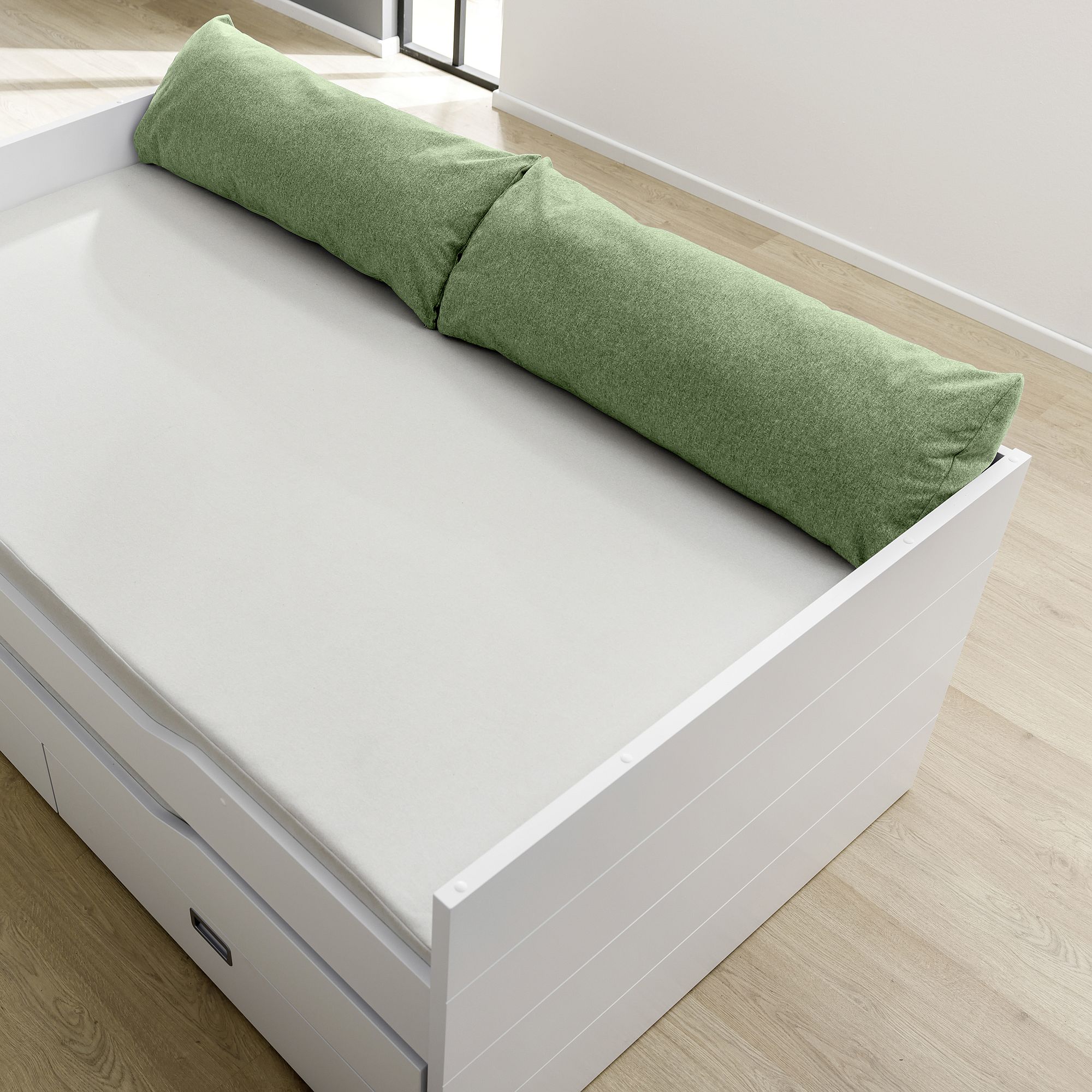 Rückenkissen 100 x 40 x 25 cm, Mikrofaser Nordic Green Ein weißes Bett mit einem grünen Nackenkissen auf einem hellen Holzboden.