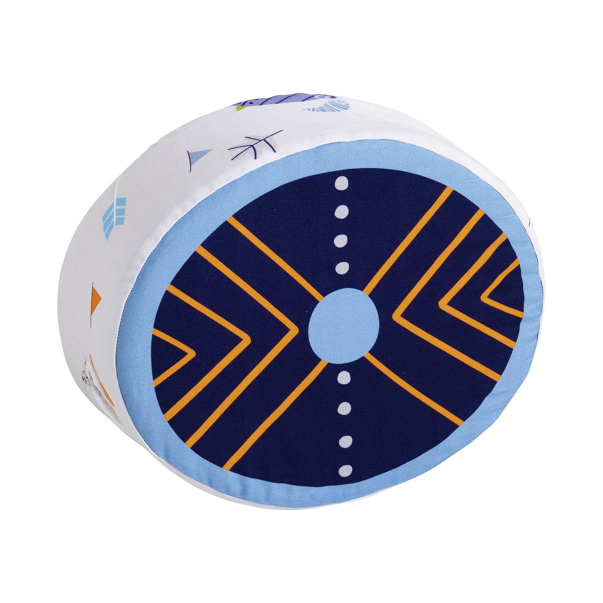 Rundes Kissen mit einem geometrischen Muster in Blau, Marineblau und Orange auf weißem Hintergrund.