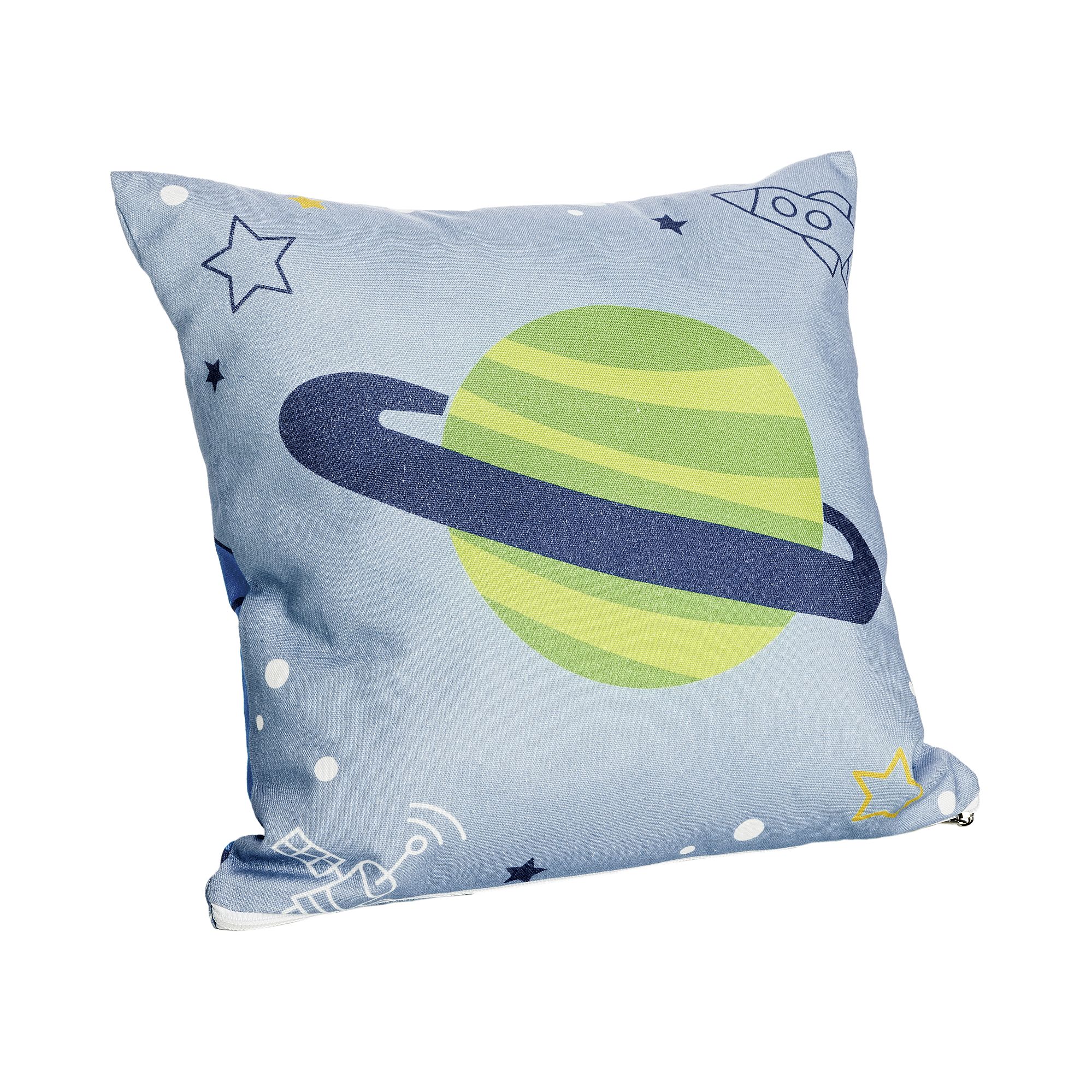 Blaues Kissen mit einem grünen Planeten, Sternen und Illustrationen zum Thema Weltraum.