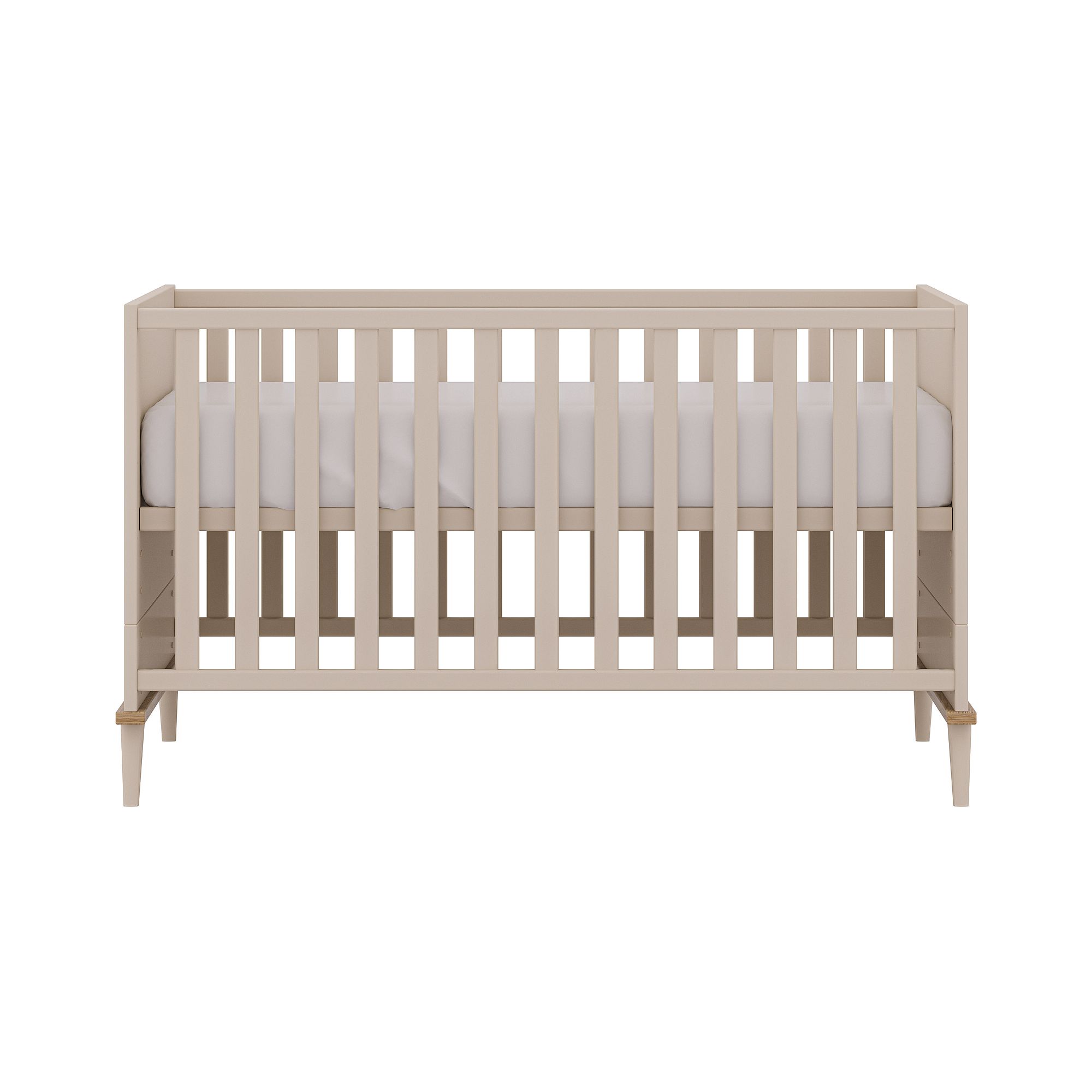 Beigefarbenes Holzbettchen mit Lattenrost und weißer Matratze.